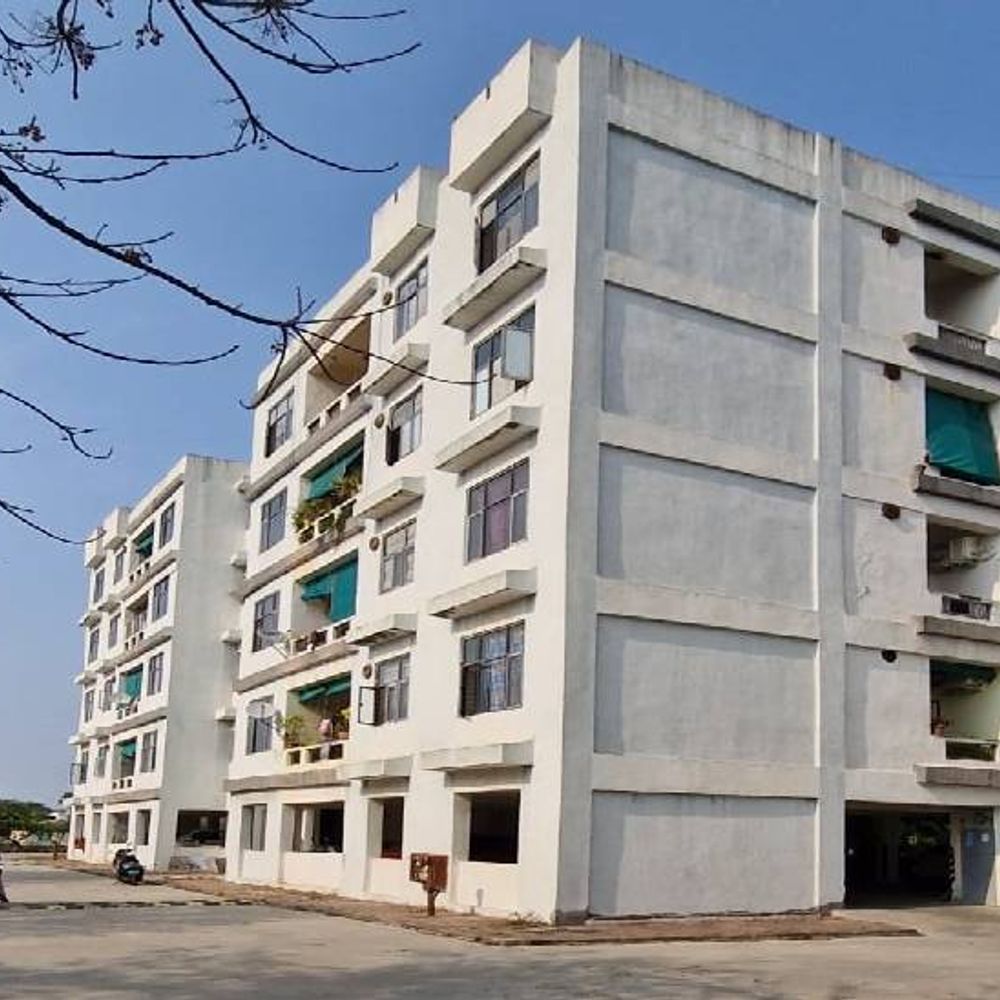 बुंदेलखंड यूनिवर्सिटी की प्रोफेसर के डेंटिस्ट पति ने किया सुसाइड:पत्नी ड्यूटी और बच्चों के स्कूल जाने के बाद पंखे पर लटक कर दी जान