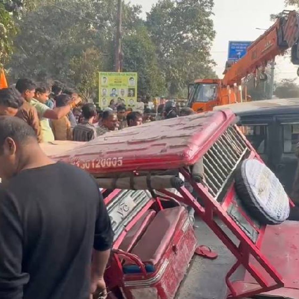 नोएडा में थार कार ने ई रिक्शा को मारी टक्कर:चार लोग घायल, अस्पताल में कराया भर्ती, क्रेन से दोनों वाहनों को हटाया गया