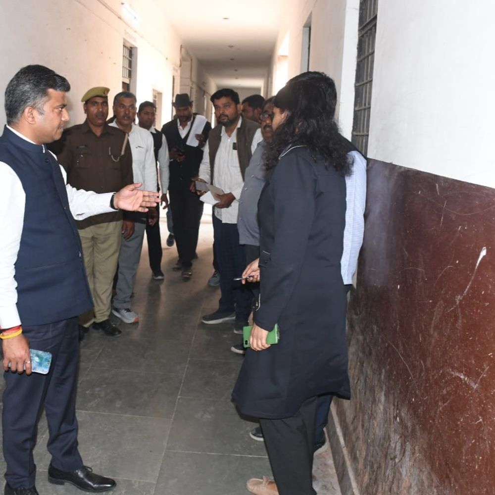 प्रयागराज DM ने किया फूलपुर तहसील का औचक निरीक्षण:बार-बार अनुपस्थित मिले सब-रजिस्ट्रार पर कार्रवाई, DM ने रोका वेतन