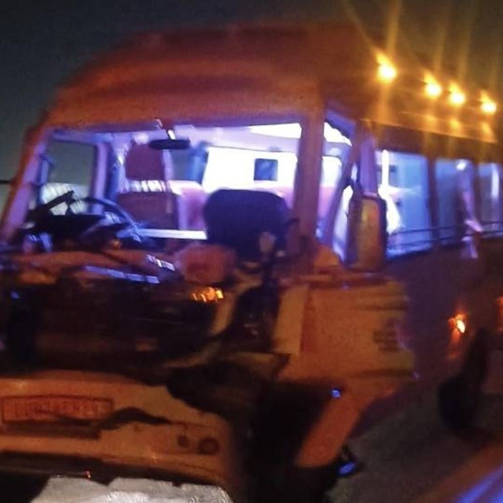 टूरिस्ट बस अज्ञात वाहन से टकराई, 7 छात्र घायल:ड्राइवर को झपकी आने से टक्कर, उन्नाव के आगरा-लखनऊ एक्सप्रेसवे पर हुआ हादसा