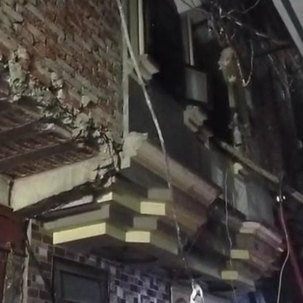 मेरठ के किदवई नगर में लगी आग, 4 झुलसे:पति नमाज पढ़ने गए थे, घर में बच्चों संग थी महिलाएं; अचानक लगी आग