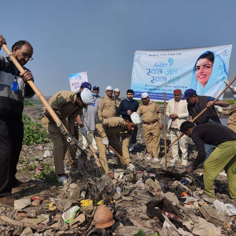 आगरा में यमुना घाटों पर चला सफाई अभियान:आजादी के अमृत महोत्सव पर हजारों सेवादार ने दिया सफाई का संदेश,मनाया बाबा हरदेव का जन्म दिन