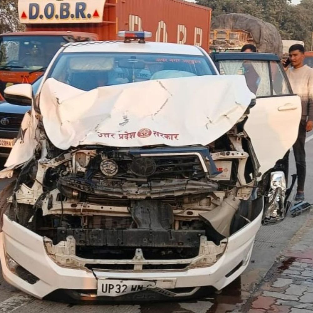 गोरखपुर-लखनऊ रोड पर अपर नगर आयुक्त की गाड़ी का टक्कर:सामने आवारा पशु के आने से हुआ हादसा, सीट बेल्ट और एयरबैग ने बचाई जान