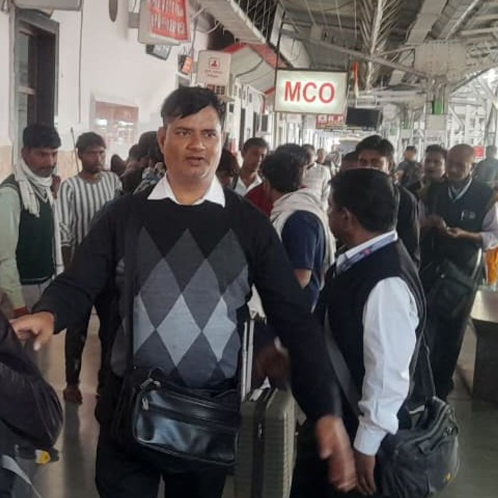 प्रयागराज जंक्शन पर टिकट चेकिंग, 396 यात्रियों पर कार्रवाई:बिना टिकट यात्रियों से 1.28 लाख, अनियमित टिकट वालों से 1.29 लाख वसूले