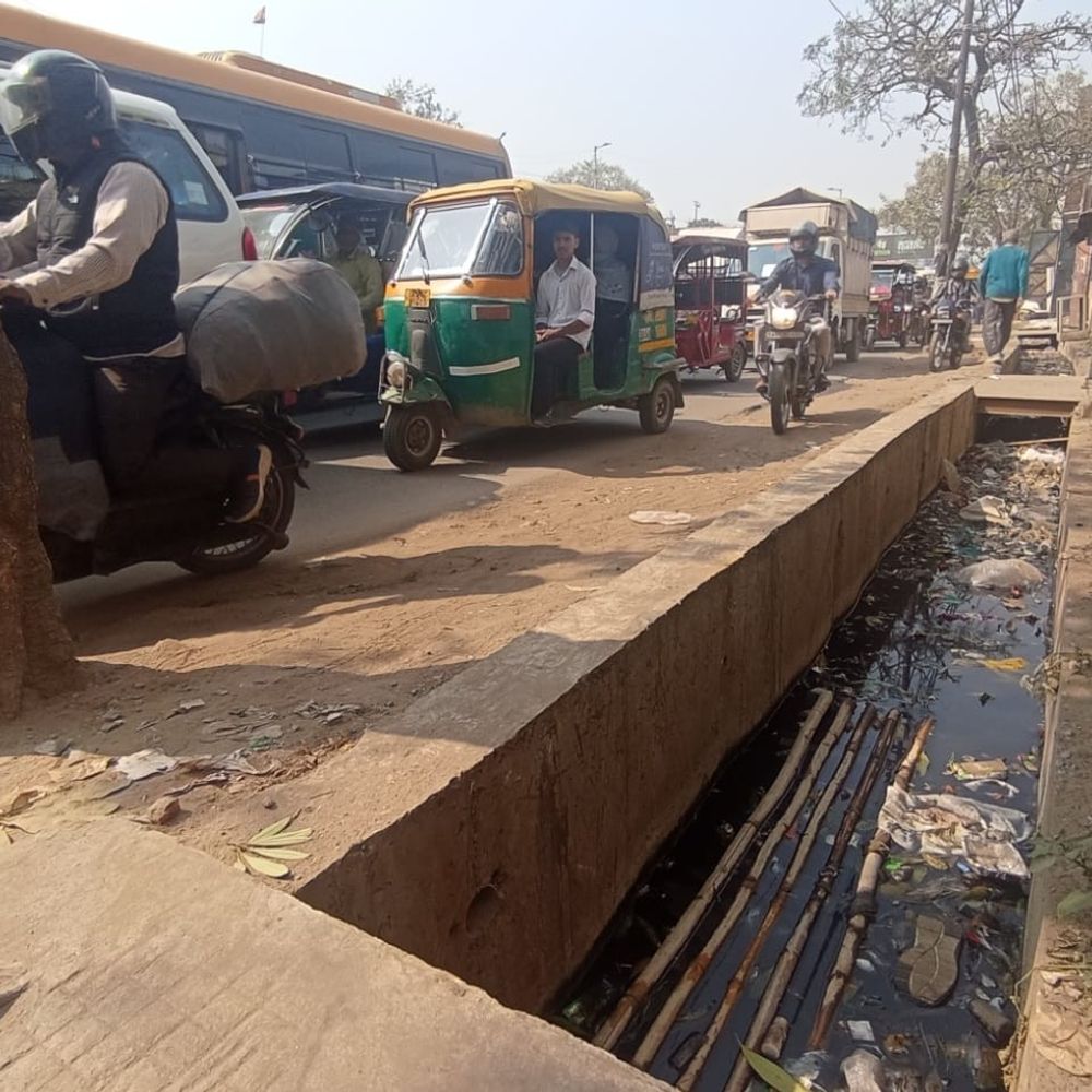 गाजियाबाद में नाले में डूबकर व्यापारी की मौत:स्कूटी अनियंत्रित होकर गिरी, घर से कूड़ा फेंकने गए थे