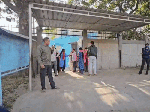 एयरफोर्स स्कूलों को बम से उड़ाने की धमकी:गुरुग्राम में खाली कराए गए, बच्चों की छुट्टी कर घर भेजा; दिल्ली में थ्रेट ई-मेल मिला था