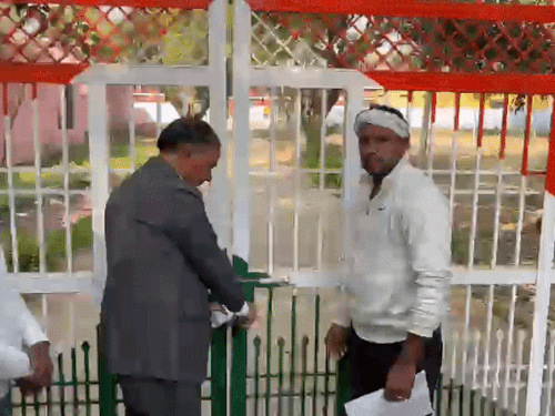 नारनौल में ग्रामीणों ने जड़ा स्कूल पर ताला:  केमेस्ट्री के प्रवक्ता के ट्रांसफर की कर रहे मांग, बीईओ के आश्वासन पर खुला – Narnaul News