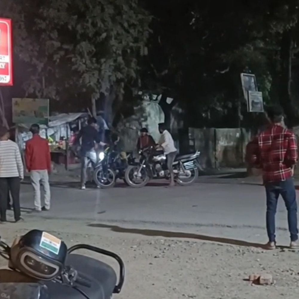 कानपुर में दबंगों ने युवक को पीटा, VIDEO:ड्यूटी से घर लौट रहा था, रास्ते में बाइक रोककर गाली-गलौज की