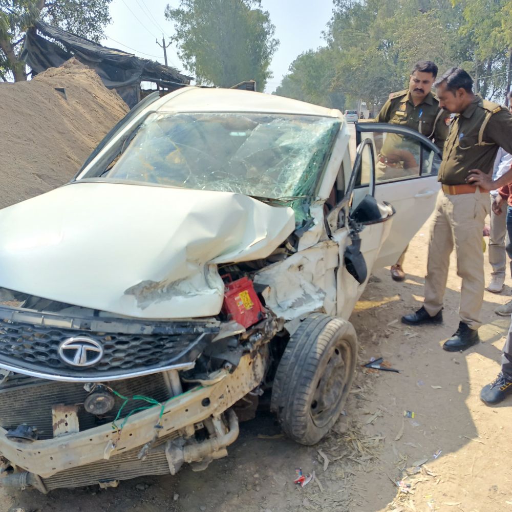 घाटमपुर में ट्रक और कार की आमने-सामने टक्कर:हादसे में कार सवार दो घायल, हालत गंभीर जिला अस्पताल रेफर