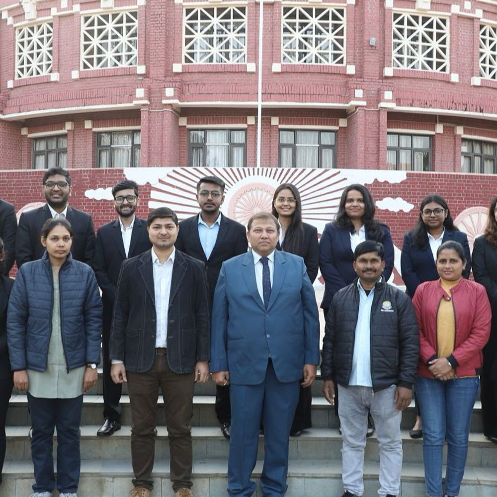 IIM लखनऊ के स्टूडेंट को मिला एक करोड़ का पैकेज:559 स्टूडेंट्स को मिले कुल 580 ऑफर, 200 से अधिक कंपनियों ने की हायरिंग