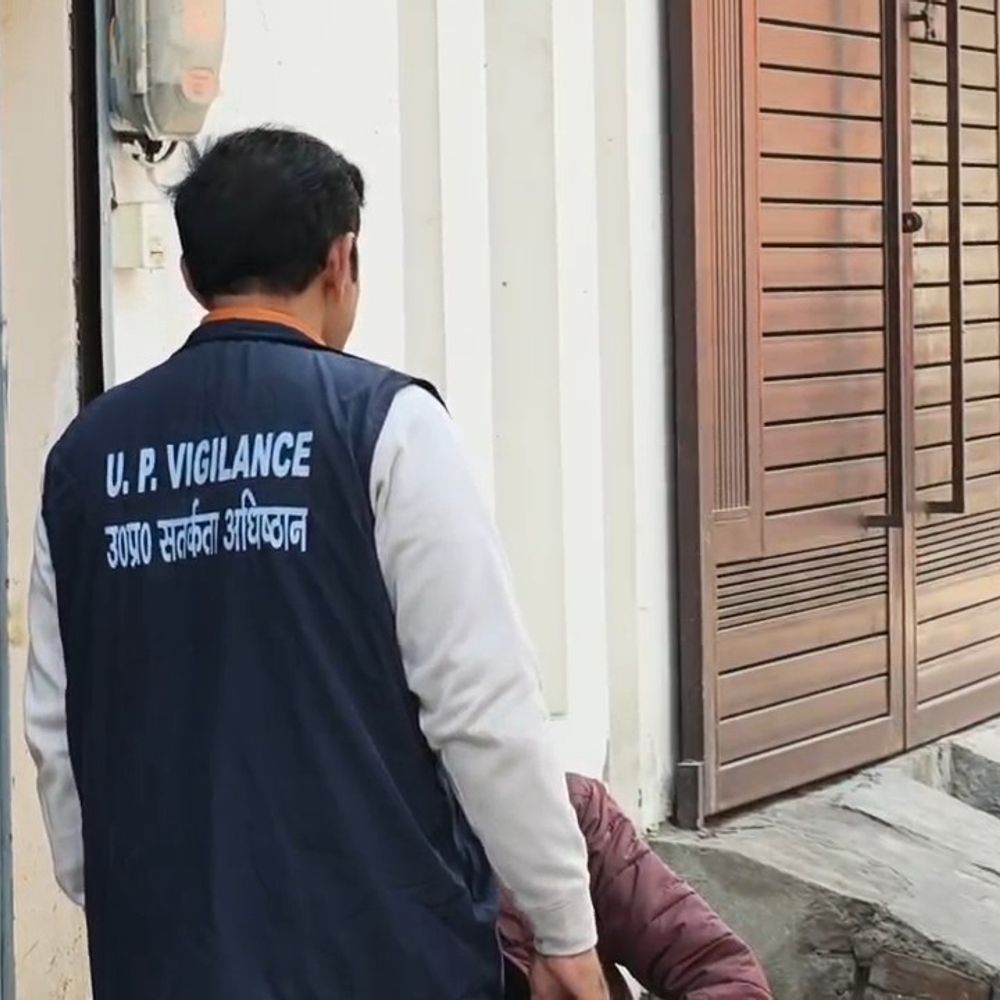 सहारनपुर में VDO के दो ठिकानों पर छापेमारी:मेरठ से आई विजिलेंस की टीम कर रही कार्रवाई, आय से अधिक संपत्ति का मामला, जेल में है VDO