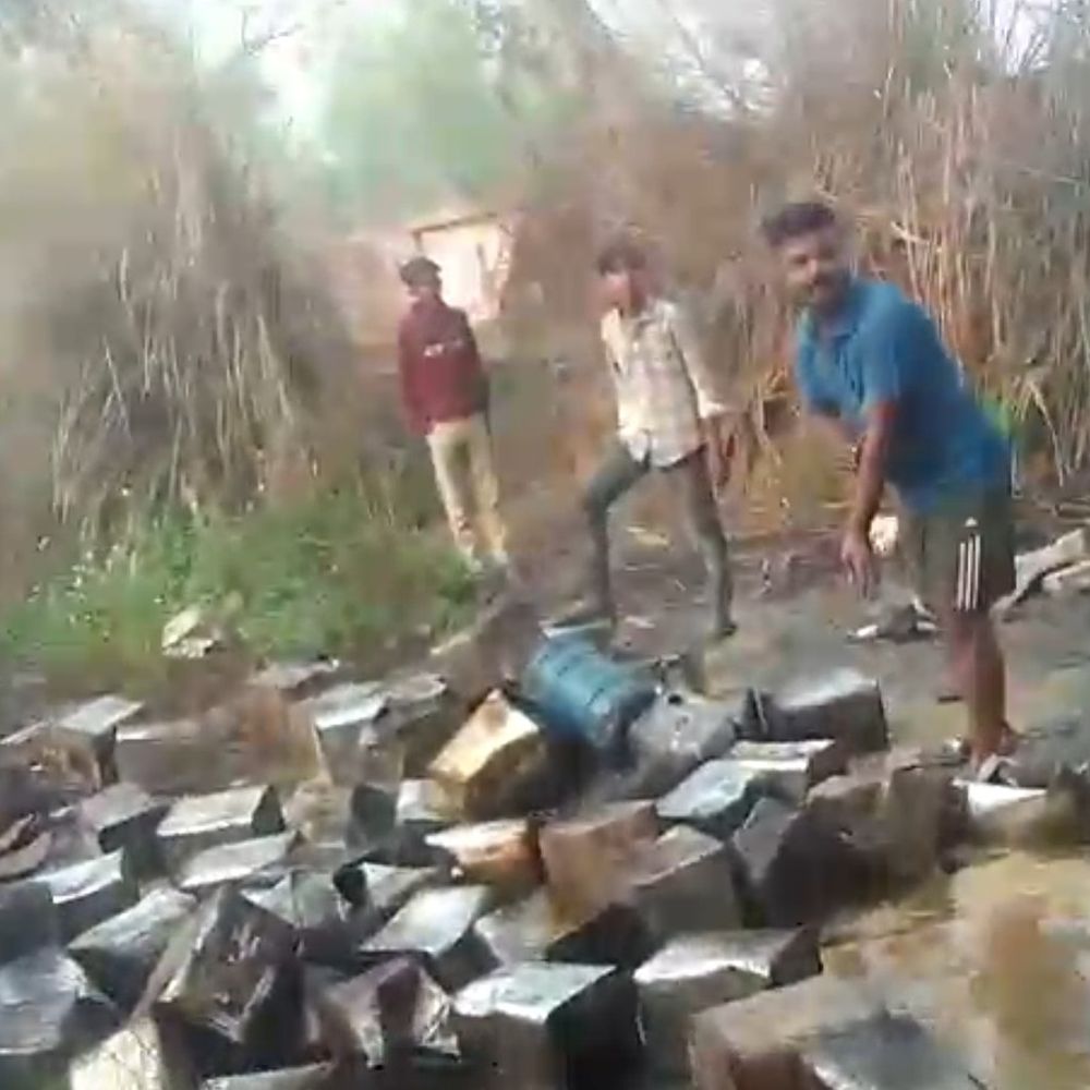 हनुमानगंज में जहरीली कच्ची शराब का जखीरा नष्ट:ग्रामीणों ने अवैध कारोबार के खिलाफ मोर्चा खोला, प्रशासन से कार्रवाई की मांग