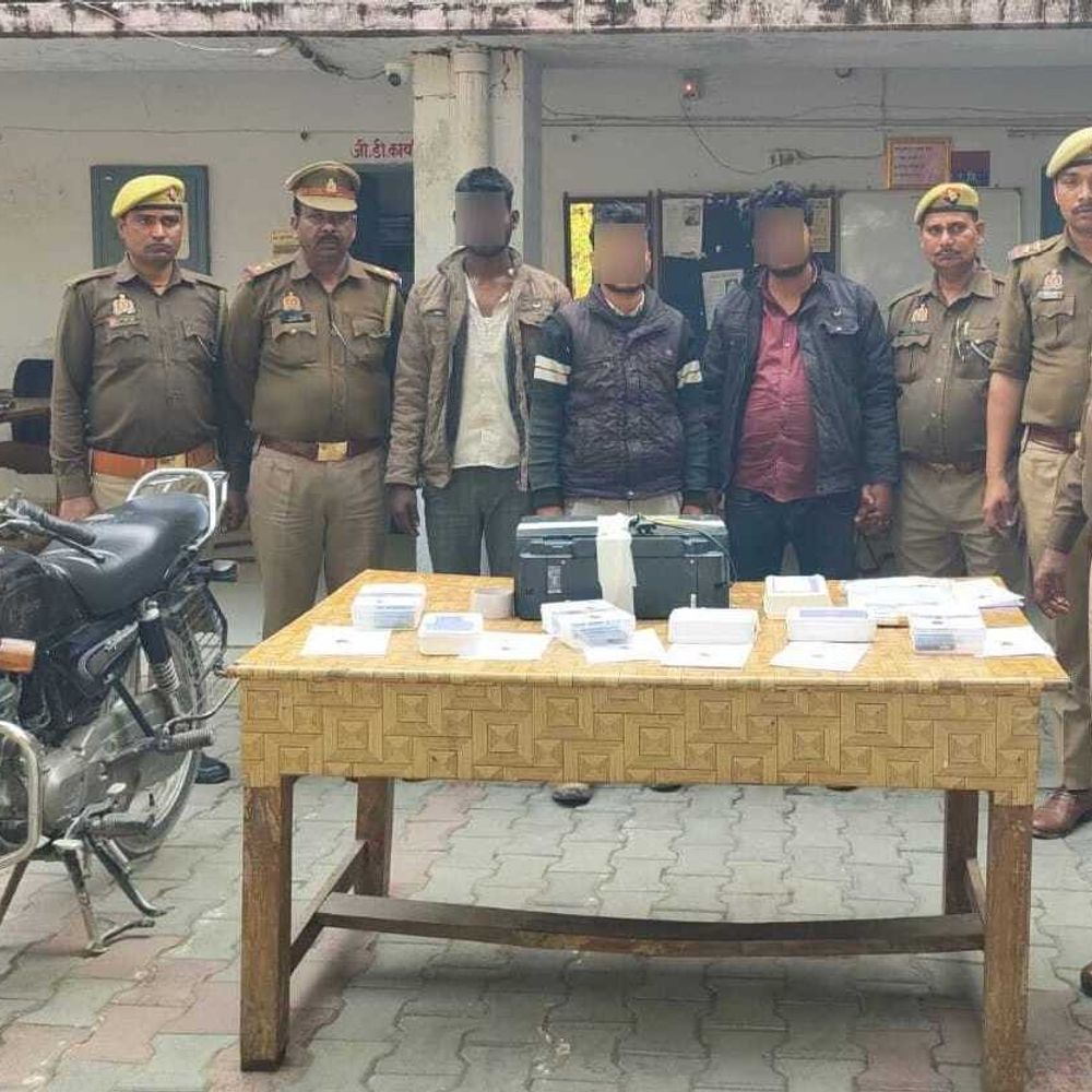 नकली नोट छापने वाले 3 शातिर गिरफ्तार:12 हजार के नकली नोट, प्रिंटर और बाइक बरामद; बैंक में खपाने की थी योजना