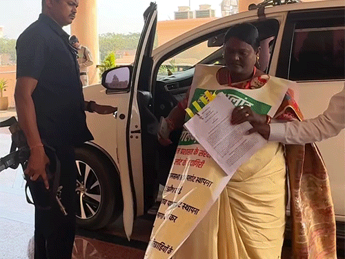 बजट-2026…पोस्टर पहनकर विधानसभा पहुंची विधायक:  भूपेश ने उड़ाया वित्त मंत्री का मजाक, आलू-चूहे पर चर्चा, लखमा बोले- सुनते-सुनते थक गया, बजट भाषण में मजेदार पल – Chhattisgarh News