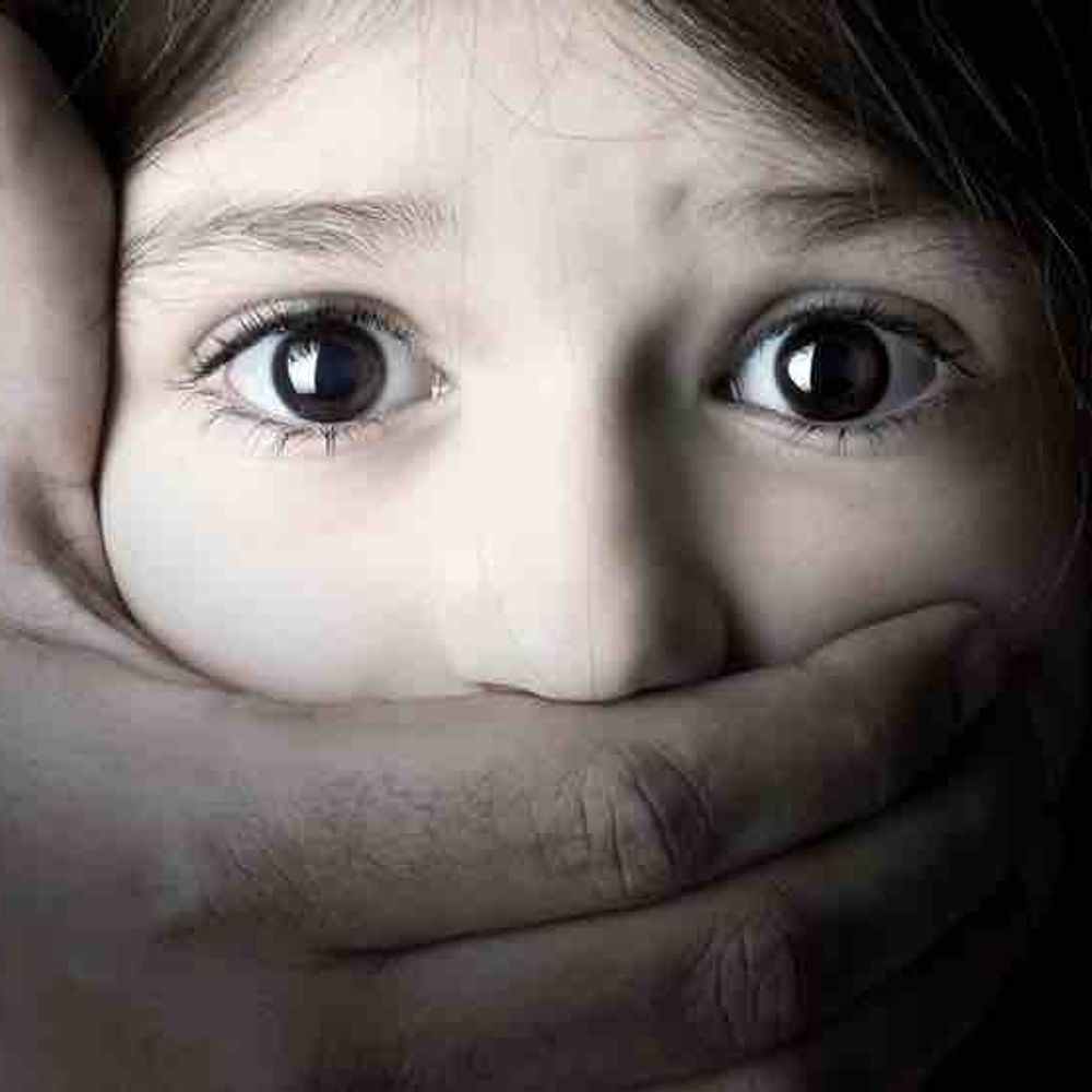 कानपुर में बच्ची को बहला-फुसलाकर ले गया युवक:शक होने पर लोगों ने पकड़ा, पुलिस ने मां को सौंपा