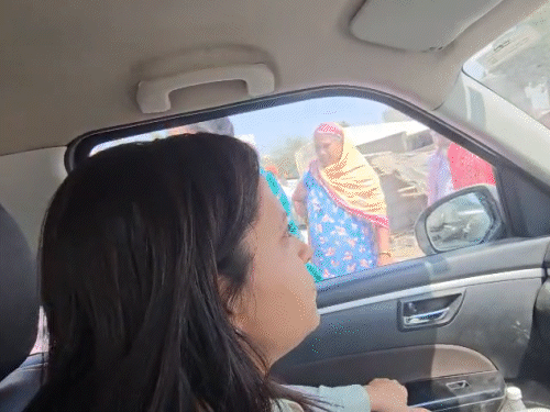 गोंडल में AAP नेता जिगीशा पटेल पर पथराव:कार का शीशा टूटा, सिर में चोट आने से खून से लथपथ हालत में अस्पताल ले जाया गया