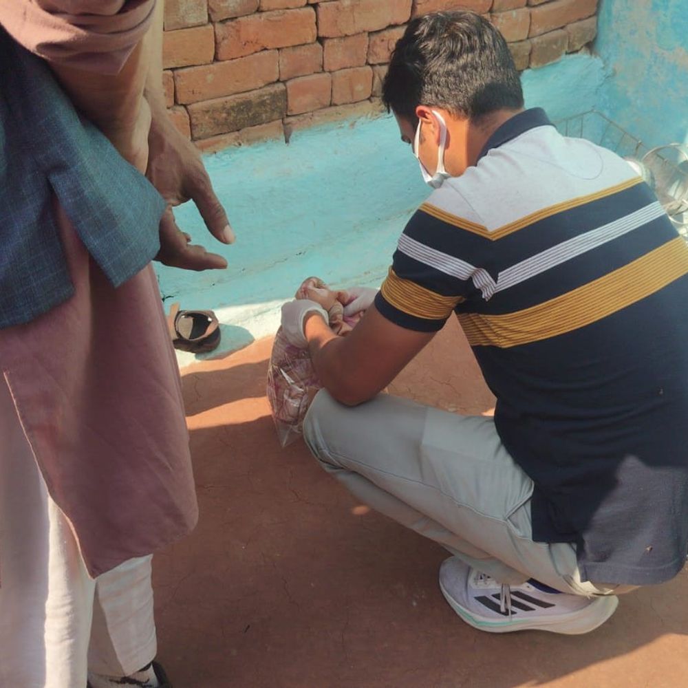 शादी के 12 दिन बाद नवविवाहिता ने लगाई फांसी:झांसी में कमरे में लटका मिला शव, फॉरेंसिक टीम ने एकत्र किए नमूने