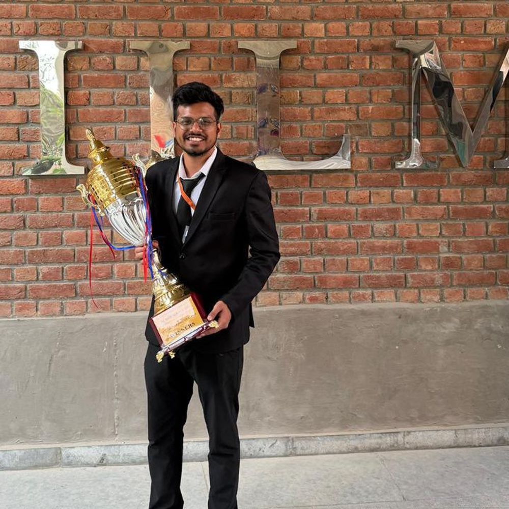 अभिनव गुप्ता ने नेशनल मूट कोर्ट में पाया पहला स्थान:मऊ के छात्र को दिल्ली हाई कोर्ट के जजों ने किया सम्मानित