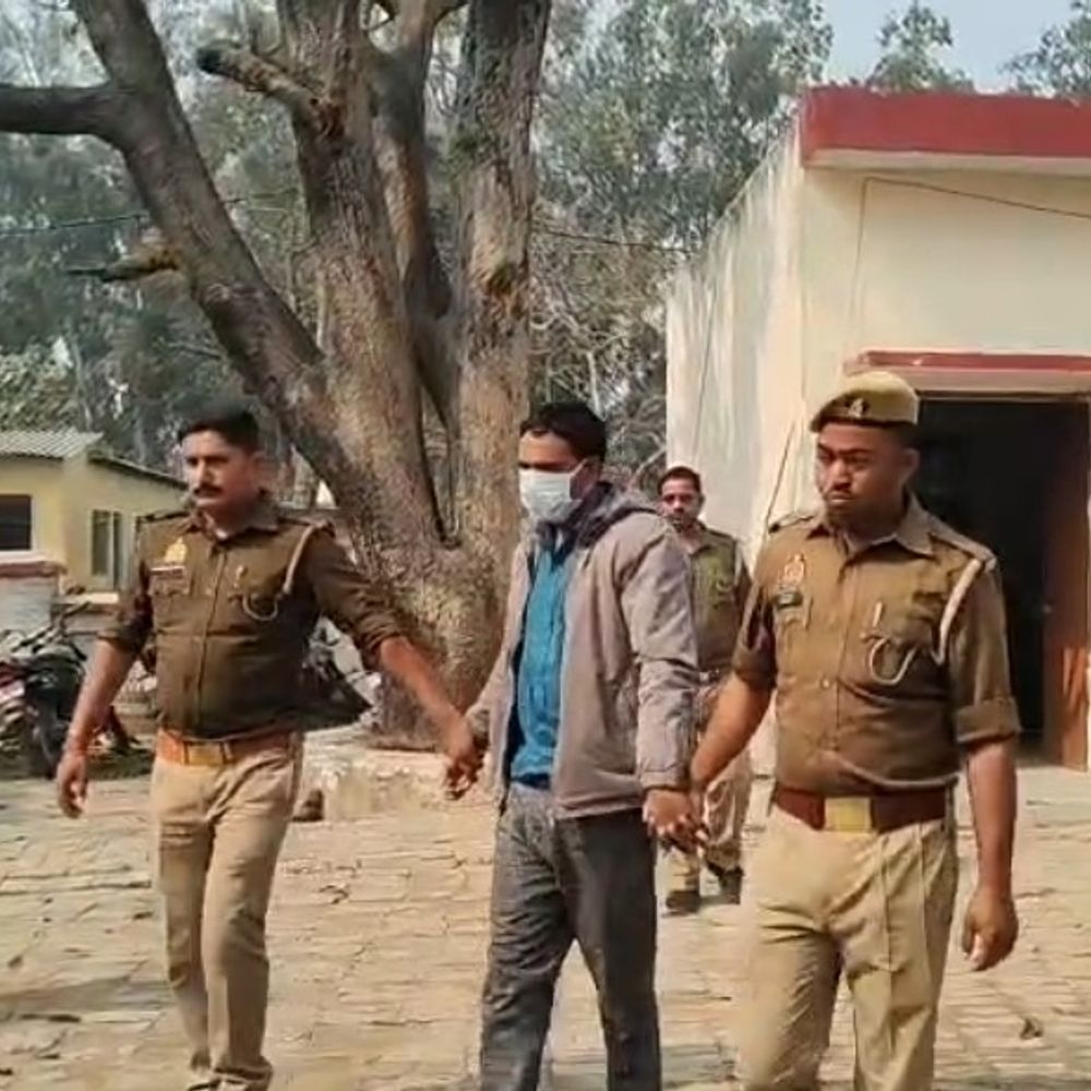 श्रावस्ती में एंटी करप्शन टीम की कार्रवाई:जिला कृषि कार्यालय के दो कर्मचारी रिश्वत लेते गिरफ्तार, रकम जब्त की