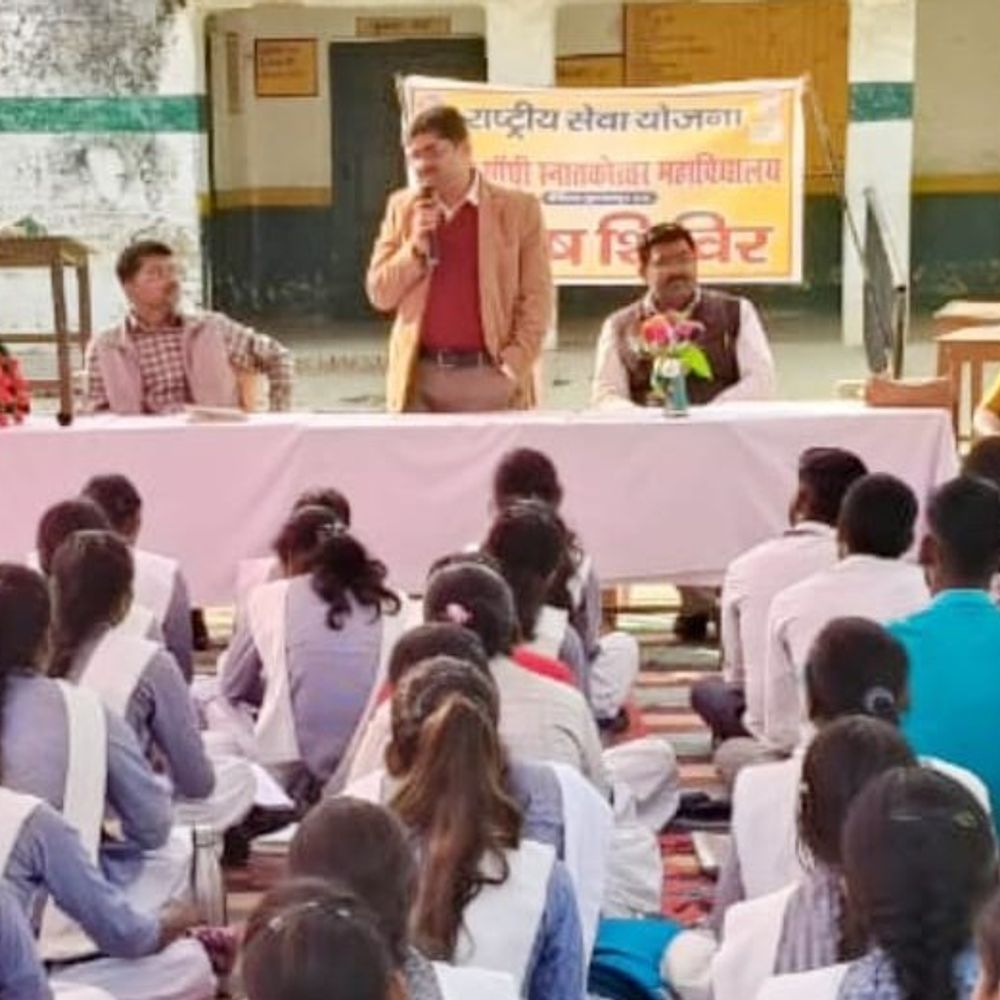 सुलतानपुर में NSS शिविर का आयोजन:ज्ञानेन्द्र विक्रम सिंह रवि ने दी सलाह, कहा- विद्यार्थी सोशल मीडिया के गुलाम न बनें