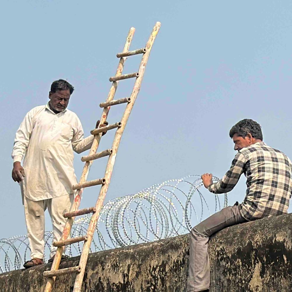 अयोध्या जेल से कैदी फरार, रामपुर जेल अलर्ट:दीवारों पर कटीले तारों की बैरिकेडिंग शुरू, अधीक्षक बोले- सुरक्षाकर्मी मुस्तैद