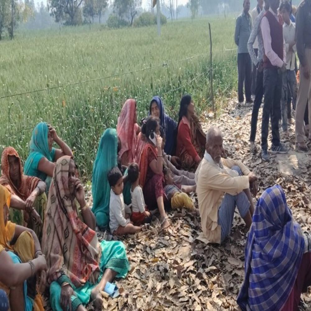 मुकदमे की तारीख पर घर आया युवक, फांसी लगाई:परिजनों का आरोप- गांव में मारपीट के बाद की आत्महत्या