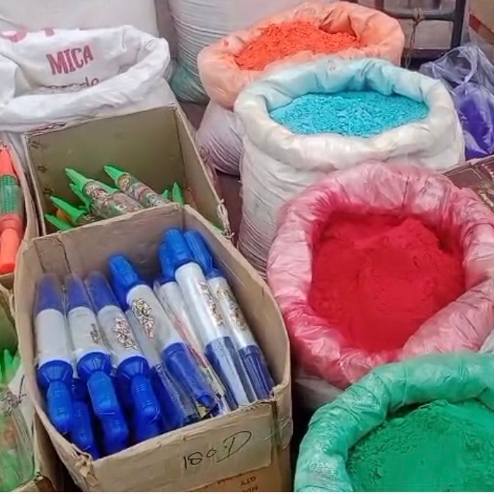 लखीमपुर के बाजारों में दिखने लगा होली का रंग:पिचकारियों और गुझिया की मांग बढ़ी, दुकानें सजीं