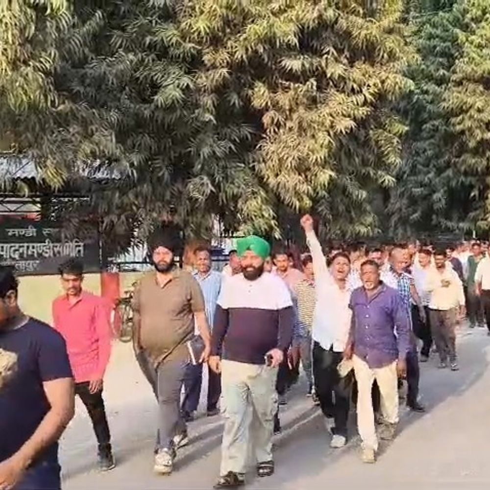 सीतापुर में जेपी दारूका मिल श्रमिकों का आंदोलन फिर शुरू:बकाया वेतन और मिल बंदी की स्थिति साफ न होने पर प्रदर्शन