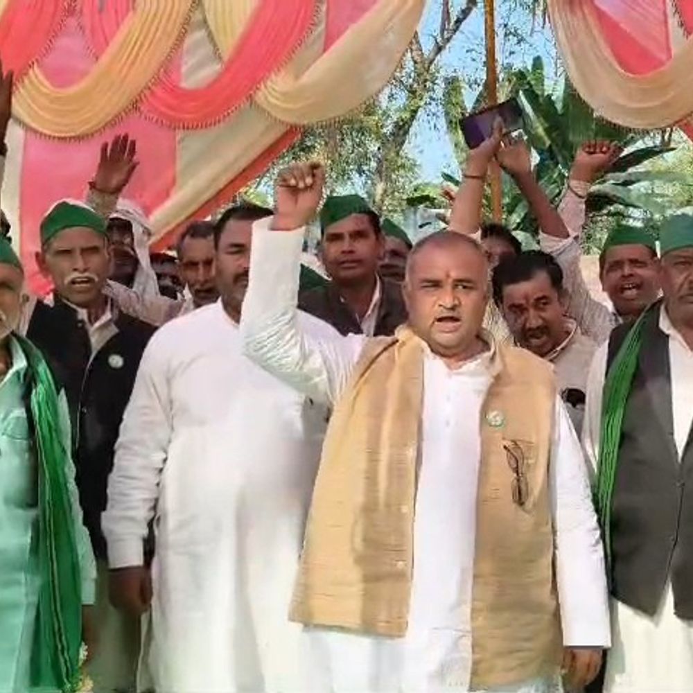 महोबा में किसानों ने निकाली बाइक रैली:चकबंदी में गड़बड़ी और भू-माफियाओं पर लगाया आरोप