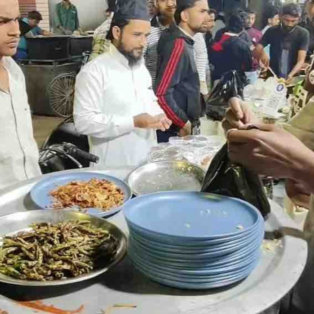 गोरखपुर में छठे रोजे पर इबादत का माहौल:मस्जिदों में नमाज हुई, बाजारों में देर रात तक रही रौनक