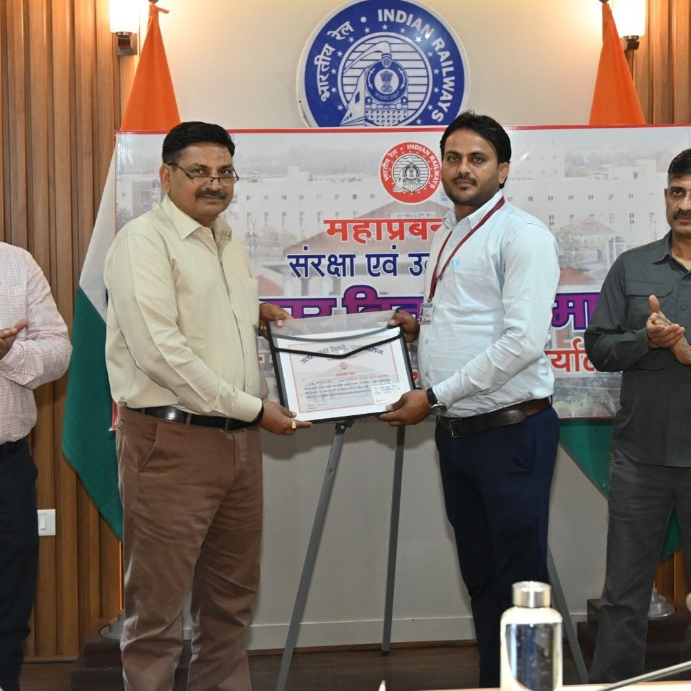 उत्तर मध्य रेलवे ने जारी किए सुरक्षा जागरूकता वीडियो:सघन रात्रि निरीक्षण, वन-टू-वन काउंसलिंग पर जोर; 11 कर्मचारी सम्मानित