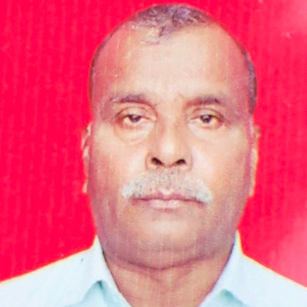 गजरौला में बस के नीचे दबकर मिस्त्री की मौत:डंपर की टक्कर से स्कूली बस के नीचे काम करते हुए हुआ हादसा