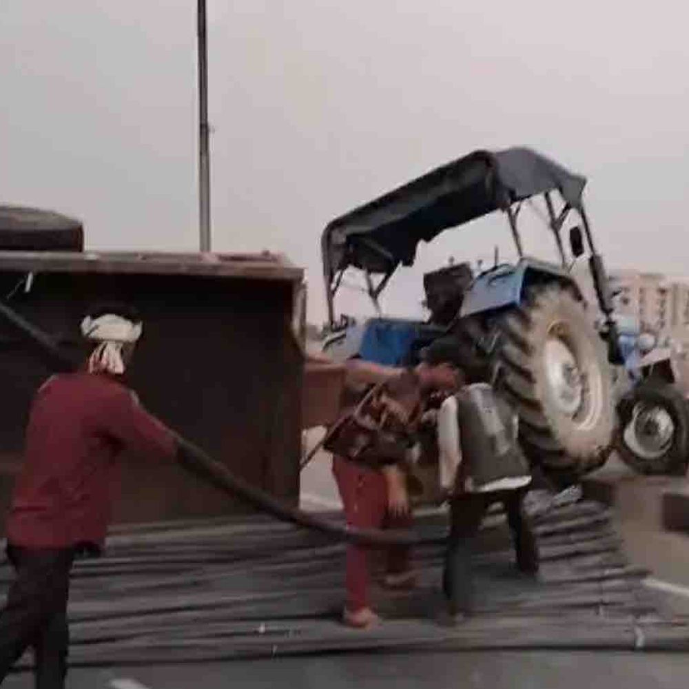 कानपुर में हाईवे पर पलटा सरिया लदा ट्रैक्टर:टायर फटने से हादसा, चालक-3 मजदूर सुरक्षित