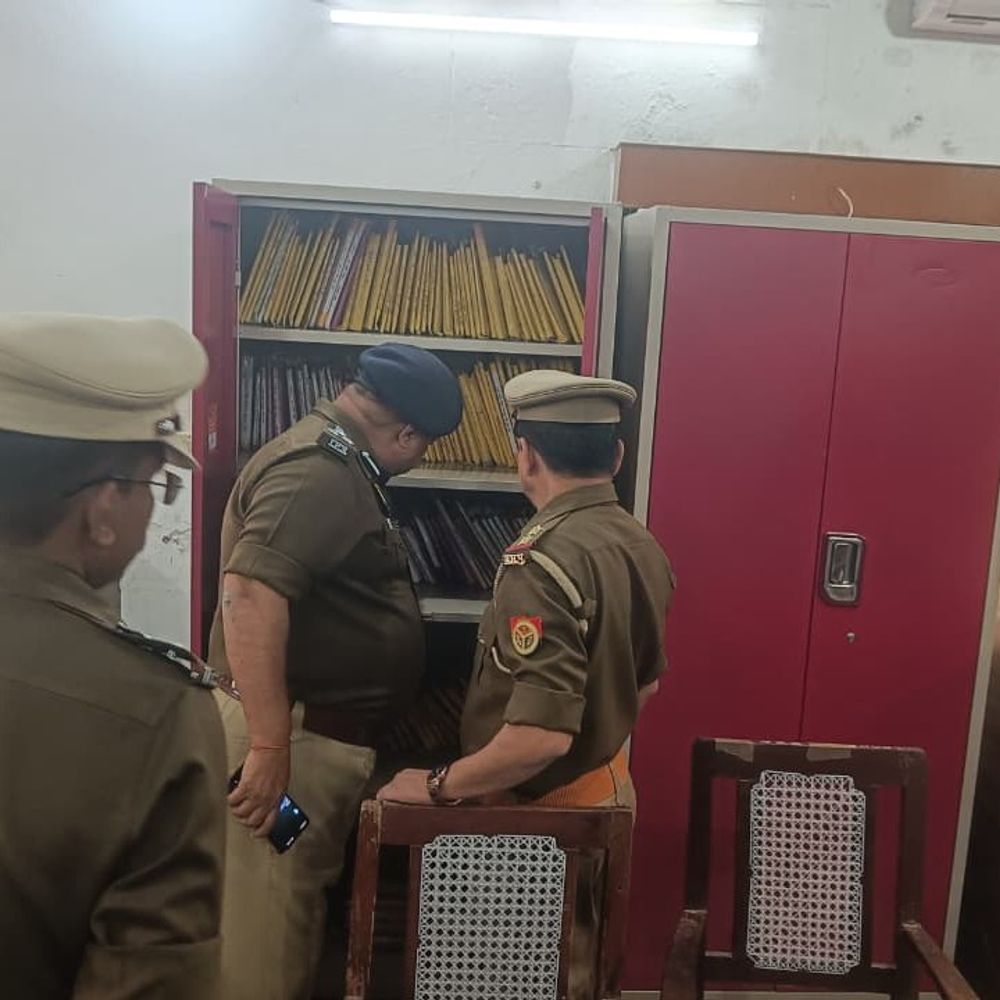 डीआईजी ने मऊ एसपी कार्यालय का निरीक्षण किया:विभिन्न शाखाओं की जांच कर दिए आवश्यक निर्देश, गुणवत्ता पर जोर