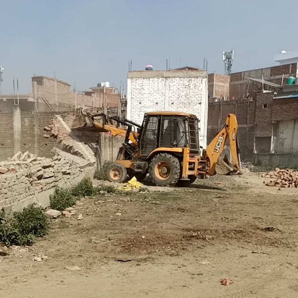 प्रयागराज में 10 बीघा अवैध प्लाटिंग ध्वस्त:पीडीए ने बिना मानचित्र स्वीकृति विकसित कॉलोनी पर की कार्रवाई