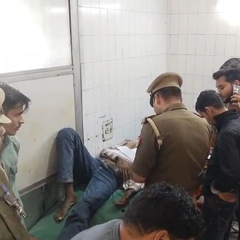 महोबा में पुरानी रंजिश में युवक को लाठी-डंडों से पीटा:बस स्टैंड पर हमला, एक आरोपी को लोगों ने पकड़ा, दूसरा फरार