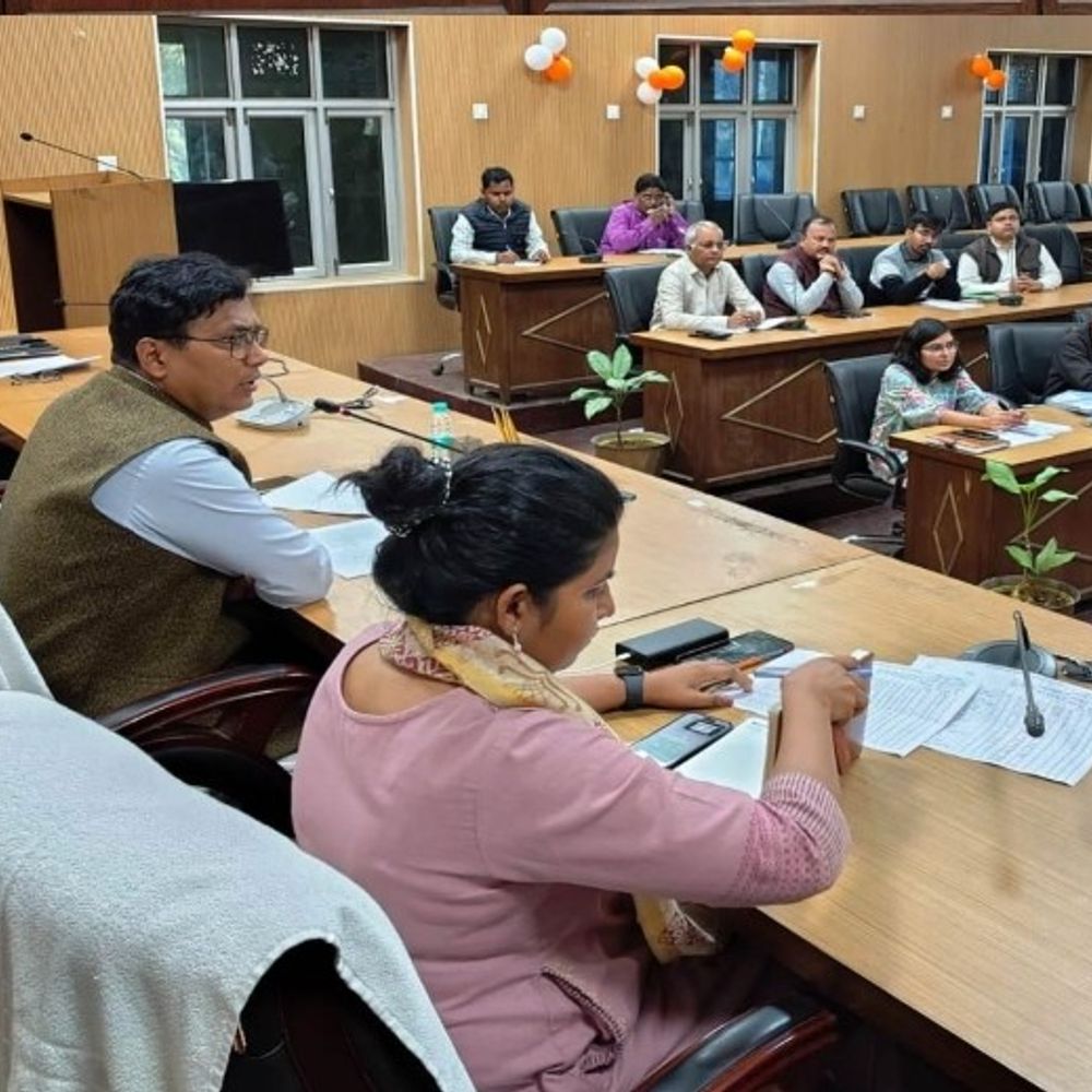 आईजीआरएस समीक्षा में 400 में 165 असंतुष्ट, डीएम सख्त:शिकायतों पर लापरवाही पर अफसरों को अंतिम चेतावनी