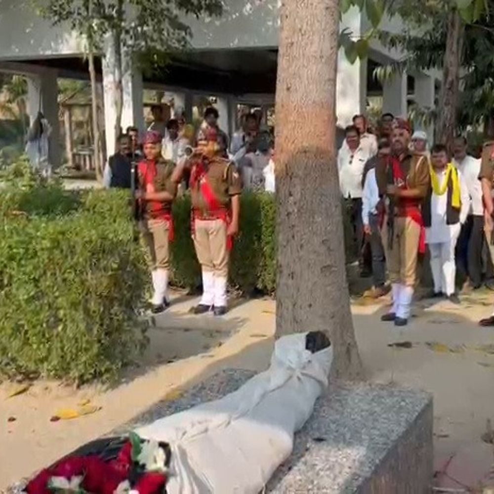 औरैया में तैनात मुख्य आरक्षी की मौत:इटावा में अवकाश पर आए, सीढ़ियों से गिर गए थे, राजकीय सम्मान के साथ अंतिम संस्कार