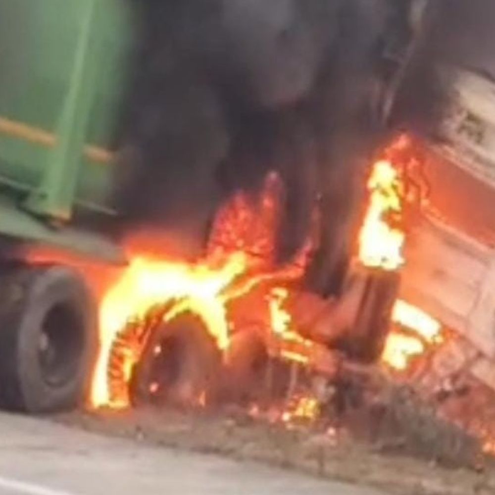 2 ट्रकों में आमने-सामने भिड़ंत…1 ड्राइवर जिंदा जला:  कोरबा में टक्कर के बाद कोयले से लदे ट्रेलर और सीमेंट से भरे ट्रक में लगी आग – Korba News