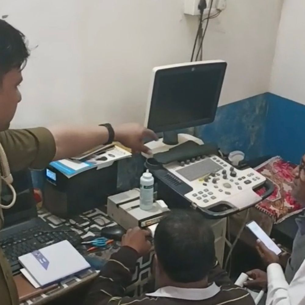 संभल में बिना रेडियोलॉजिस्ट 37 अल्ट्रासाउंड पकड़े गए:सिटी मजिस्ट्रेट ने निदान सेंटर सील किया, मरीजों से पूछताछ कर बयान दर्ज किए