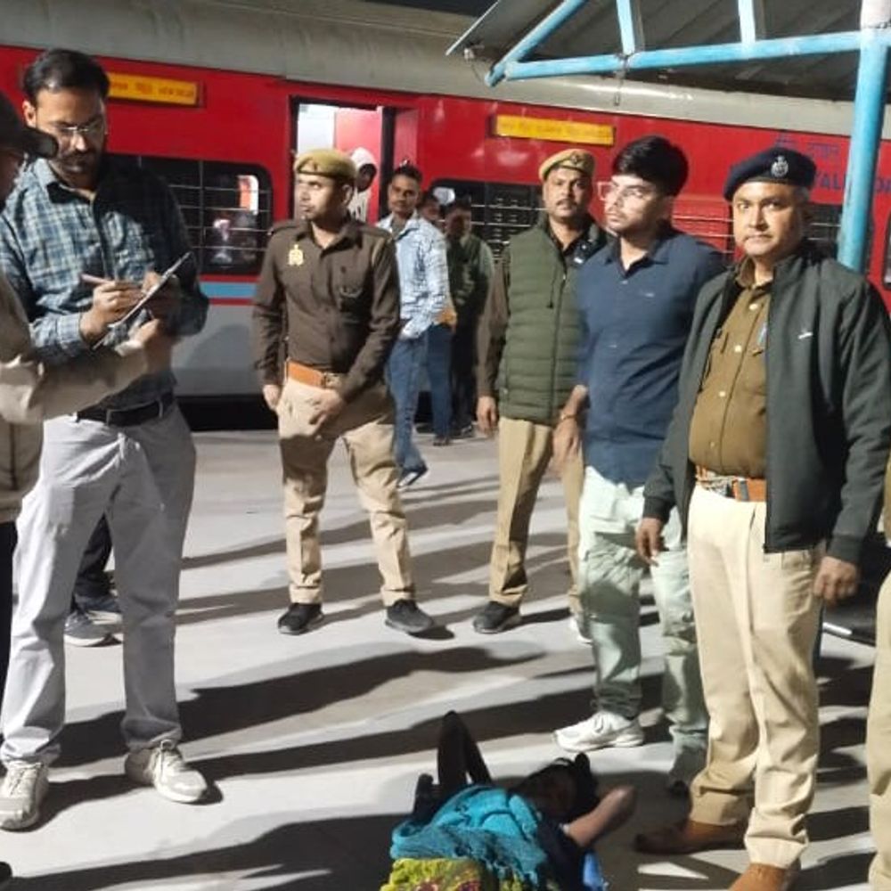 मिर्जापुर में ट्रेन में महिला की डिलीवरी:इस्लामपुर से कानपुर जा रही थी, आरपीएफ ने जच्चा-बच्चा को अस्पताल पहुंचाया