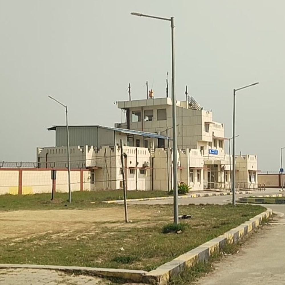 श्रावस्ती एयरपोर्ट पर हवाई सेवाएं ठप:फ्यूल और नाइट लैंडिंग की सुविधा नहीं, 19 सीटर विमान का संचालन भी ठप