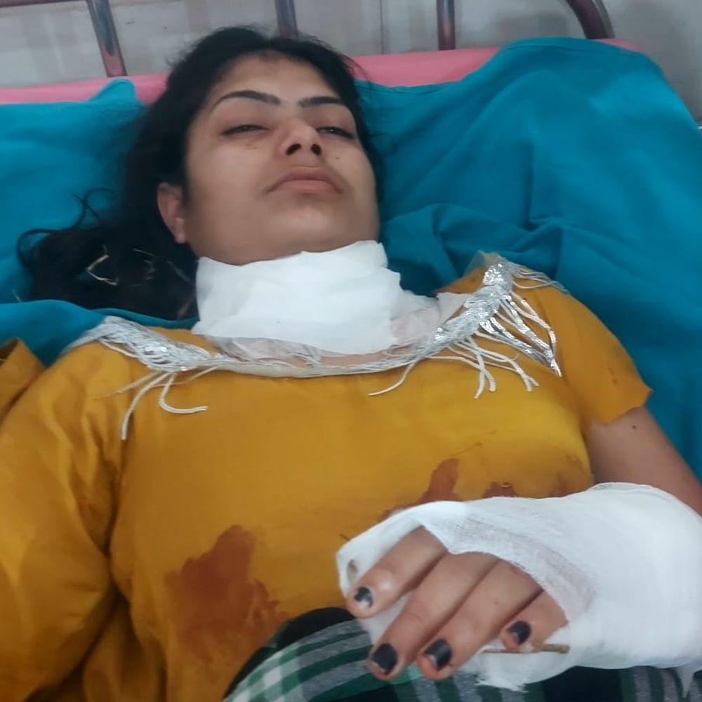 हापुड़ में बीए की छात्रा लहूलुहान मिली:गले पर चोट के निशान, पुलिस जांच में जुटी