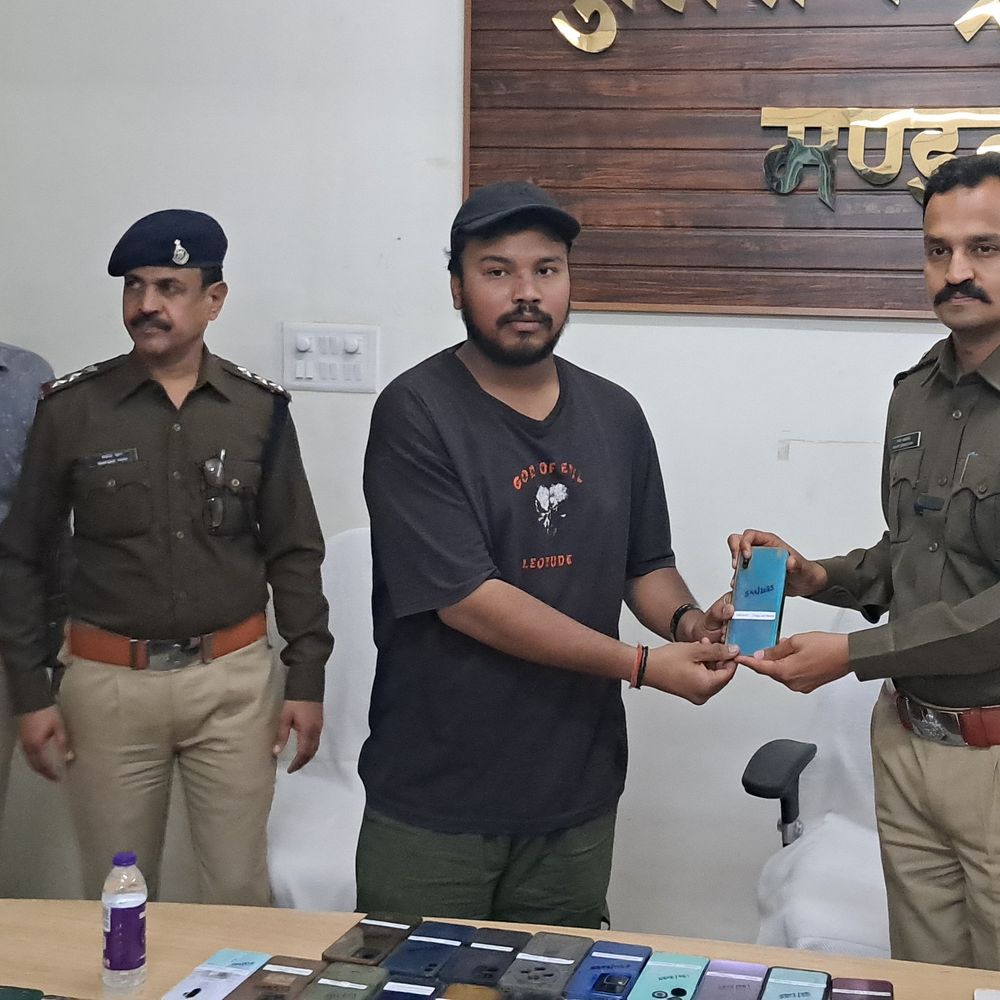 मंडला पुलिस ने 253 गुम मोबाइल मालिकों को लौटाए:कीमत 38 लाख रुपए, खराब सड़कों से भी हुए थे गुम