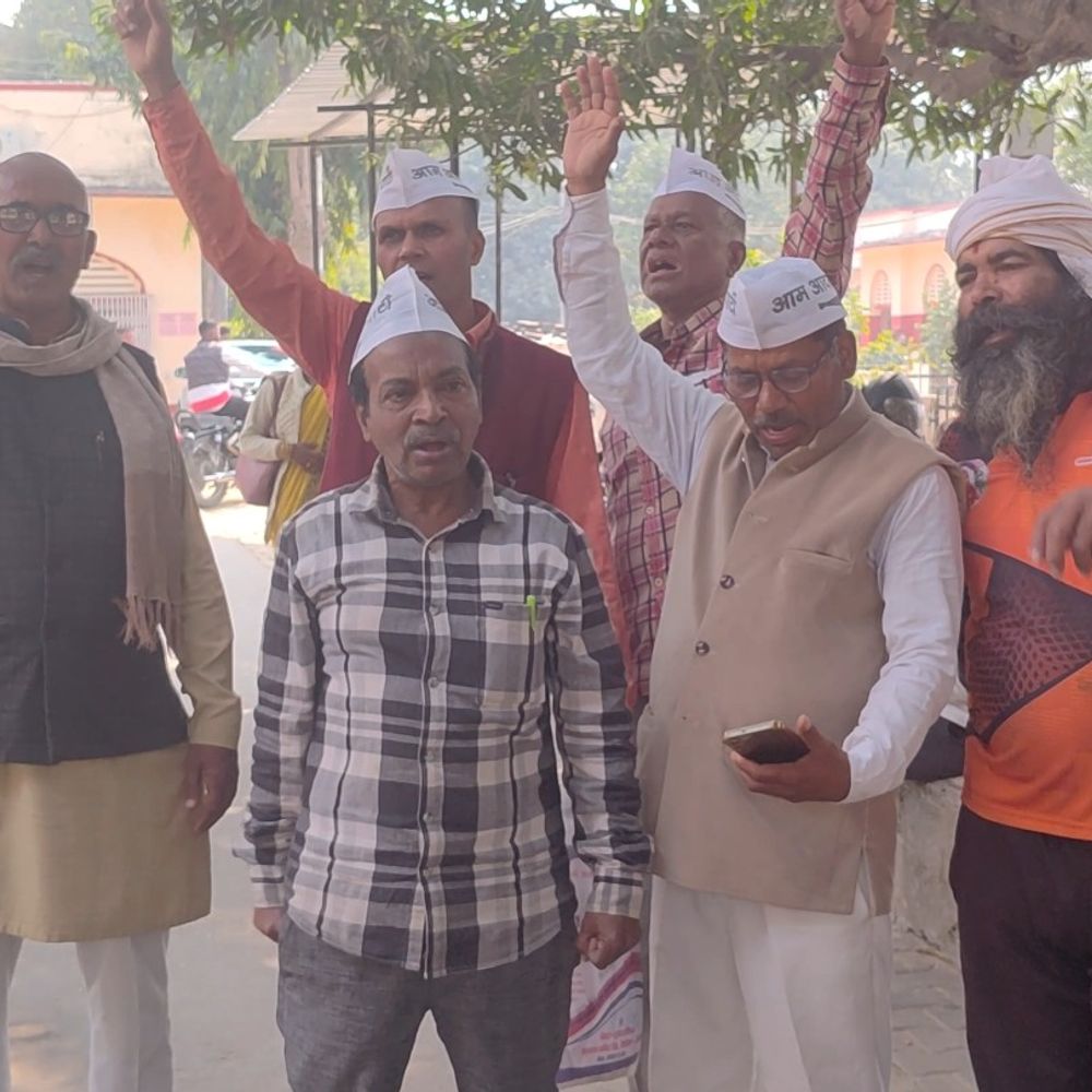 शिक्षक की आत्महत्या को लेकर आम आदमी पार्टी का प्रदर्शन:बीएसए की गिरफ्तारी, 5 करोड़ मुआवजे की मांग को लेकर सौंपा ज्ञापन