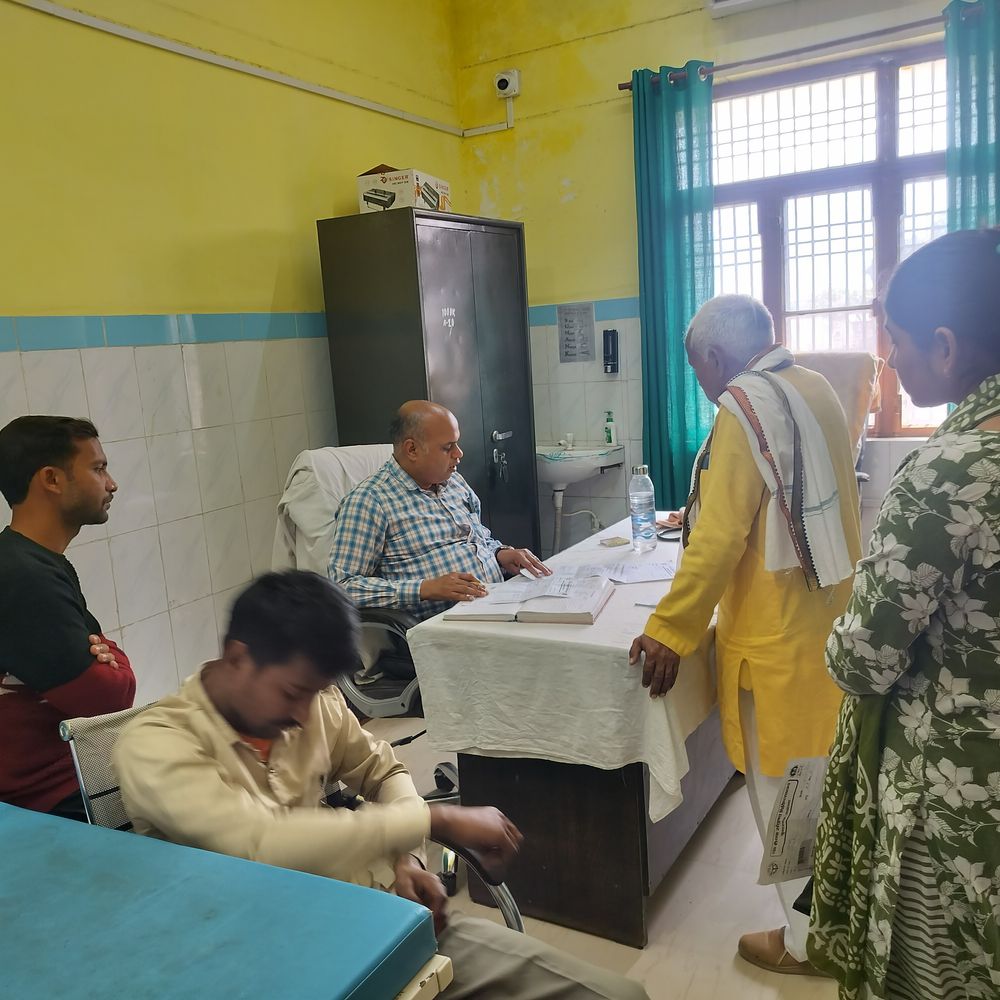 बदलते मौसम के साथ अस्पतालों में भीड़ बढ़ी:करीब दोगुने हुए मरीज, जुकाम-बुखार के मरीज बढ़ रहे