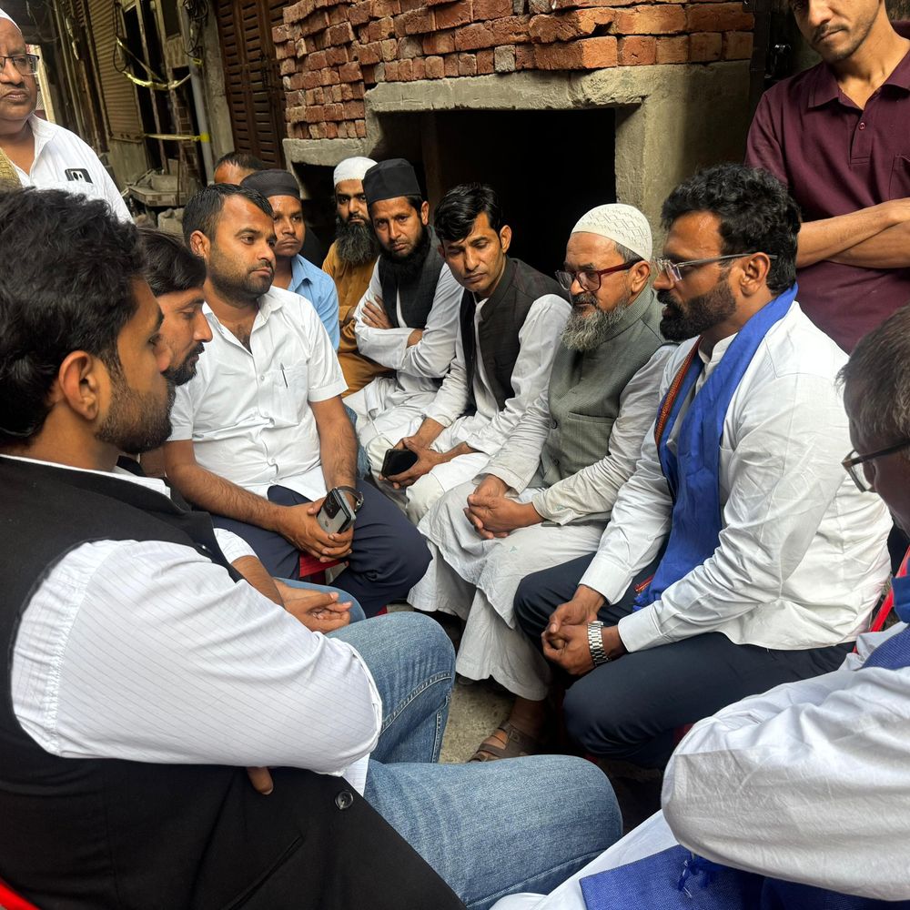 मेरठ अग्निकांड: भीम आर्मी का प्रतिनिधिमंडल पीड़ित परिवार से मिला:राष्ट्रीय अध्यक्ष विनय रतन ने वीडियो कॉल पर संवेदना व्यक्त की, मदद का आश्वासन