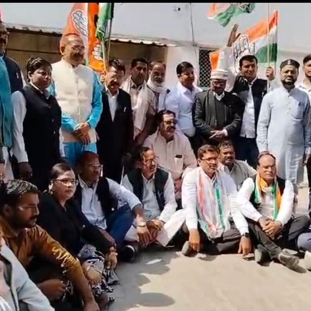 मोहित मौर्य की गिरफ्तारी पर कांग्रेस का प्रदर्शन:कलेक्ट्रेट परिसर में कार्यकर्ताओं ने केंद्र-राज्य सरकार के खिलाफ नारे लगाए