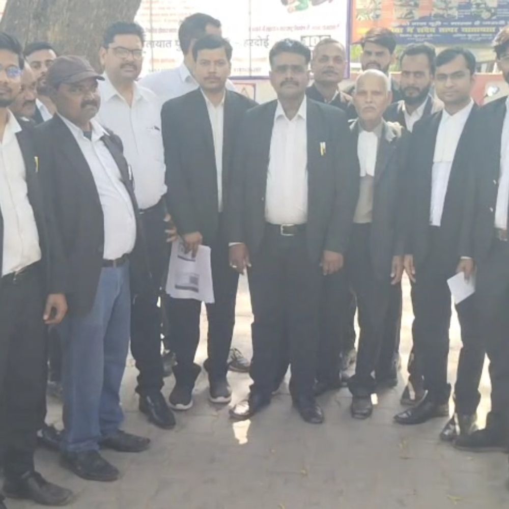 हरदोई कलेक्ट्रेट में वकील से अभद्रता:आरोपी को पकड़ कर SP ऑफिस में पुलिस को सौंपा, लाइसेंस निरस्त करने की मांग