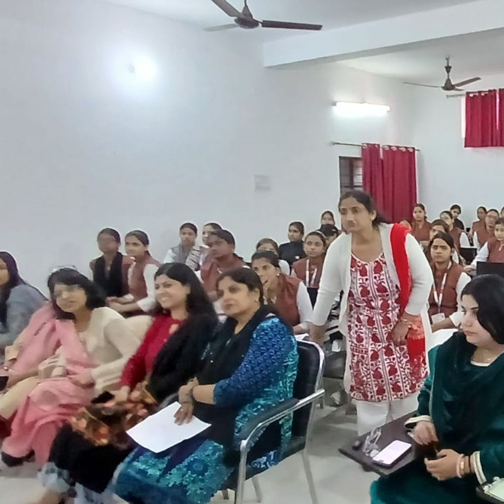 बेटियां फाउंडेशन ने इंटरैक्टिव सेशन आयोजित किया:छात्राओं को मानसिक-आध्यात्मिक कल्याण पर मार्गदर्शन, आयरन दवाएं बांटीं